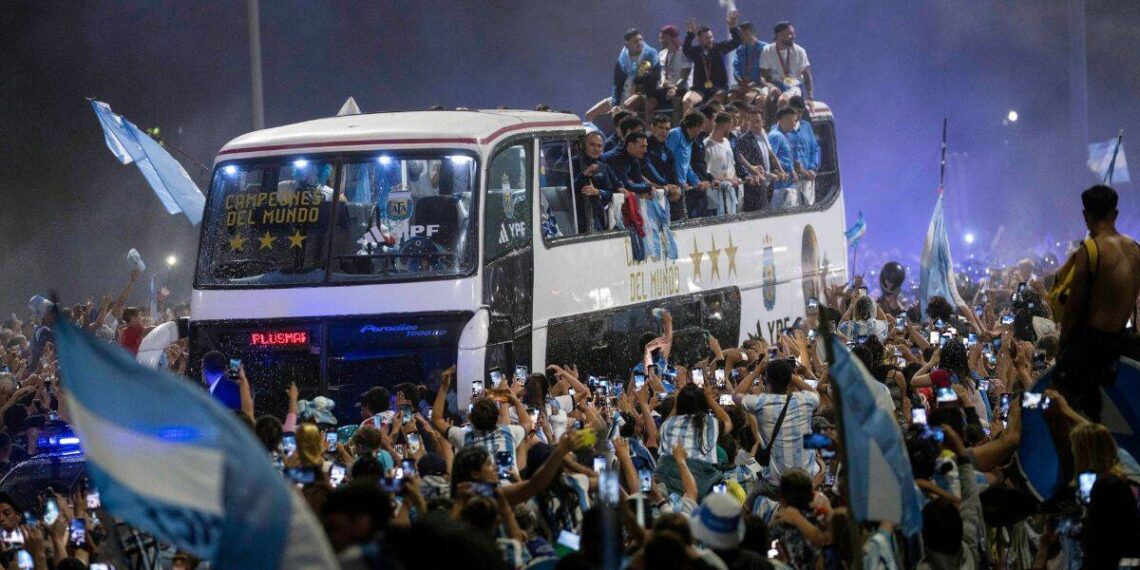 দেশে ফিরলেন মেসিরা, বিশ্বকাপ পৌঁছল আর্জেন্টিনায়