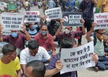 ত্রিপুরায় শিক্ষামন্ত্রীর বাসভবন ঘেরাও চাকরি প্রত্যাশীদের, পুলিশের লাঠিচার্জ