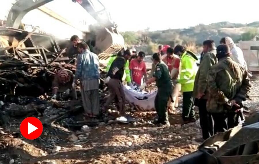 পাকিস্তানে বাস দুর্ঘটনায় মৃত ৪৪