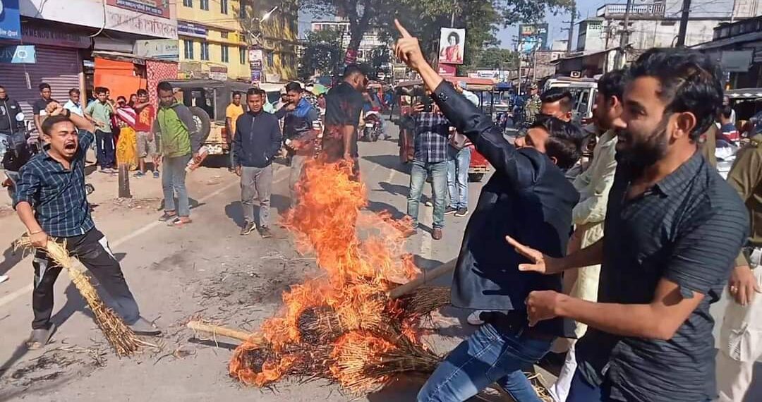 মুখ্যমন্ত্রীর কুশপুতুল দাহ করিমগঞ্জে