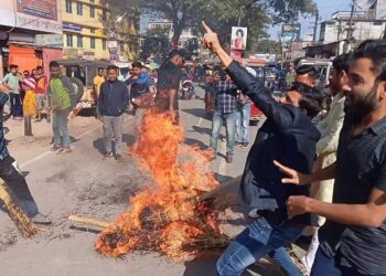 মুখ্যমন্ত্রীর কুশপুতুল দাহ করিমগঞ্জে