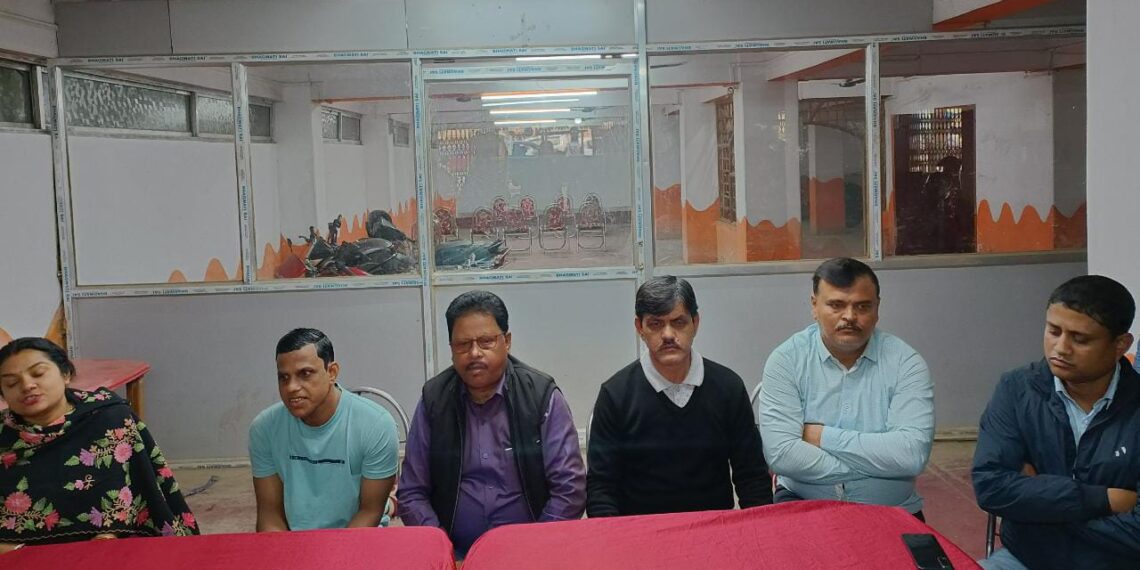 জলে ডুবানোর ষড়যন্ত্র !পাইপ সরানোর কাজ নিয়ে উত্তেজনা চণ্ডীচরণ রোডে