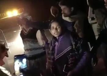 পুলিশকে প্রকাশ্যে জুতোপেটা বিজেপি নেত্রীর