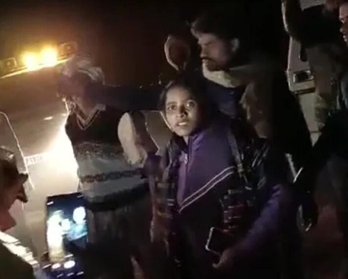 পুলিশকে প্রকাশ্যে জুতোপেটা বিজেপি নেত্রীর