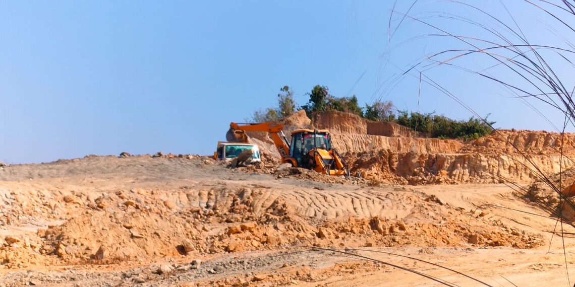 ধুলোয় নাকাল লক্ষীপুর