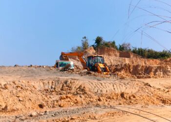 ধুলোয় নাকাল লক্ষীপুর