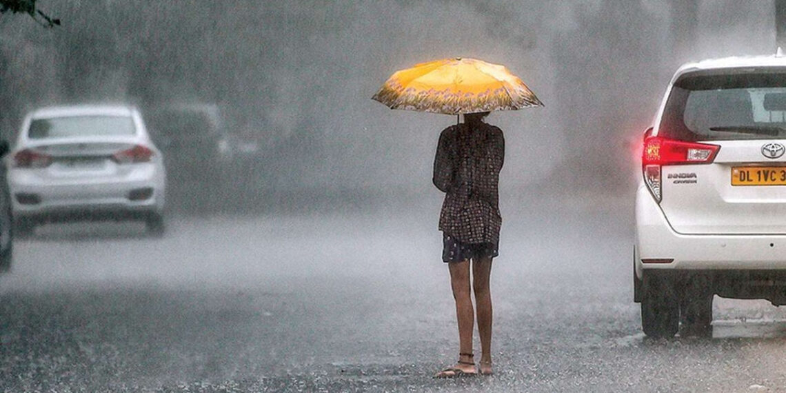 পারদ চড়তেই বৃষ্টির সতর্কতা উত্তরে