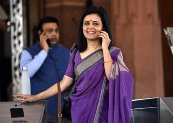 টুইটে বিবিসির ‘নিষিদ্ধ’ তথ্যচিত্র নিয়ে মোদিকে আক্রমণ মহুয়ার