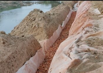 নেই তথ্যফলক, বাঁধ নির্মাণে নিম্নমানের কাজে অসন্তোষ