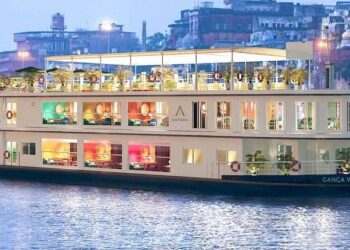 প্রমোদতরণী গঙ্গাবিলাসে পরিবেশন করা হচ্ছে মদ! শুরুতেই বিতর্ক