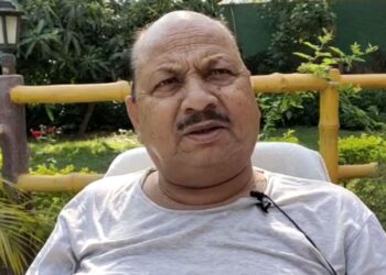 প্রিয়ঙ্কাকে রাহুলের চুম্বন নিয়ে বিতর্ক