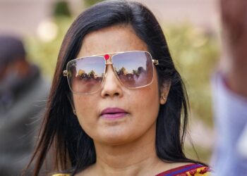 লোকসভায় মহুয়ার বিরুদ্ধে অসংসদীয় শব্দ ব্যবহারের অভিযোগ