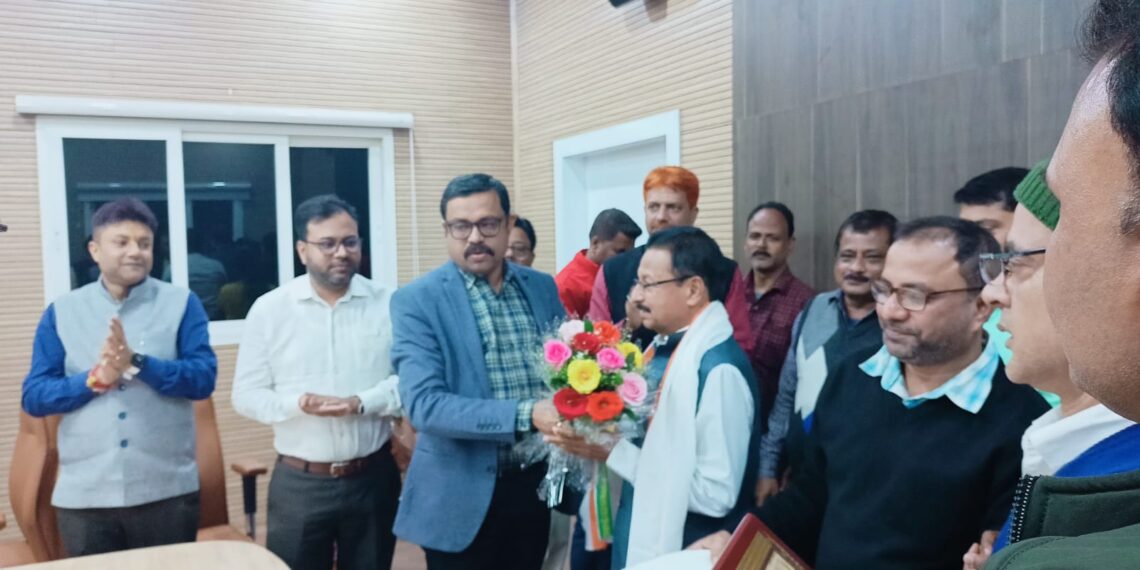 অবসরে ডিসি অফিসের বরিষ্ঠ সহায়ক মিলন উদ্দিন লস্কর, বিদায় সংবর্ধনা