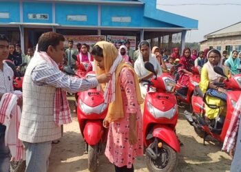 মেধাবী পড়ুয়াদের স্কুটি বিতরণ আলগাপুরে