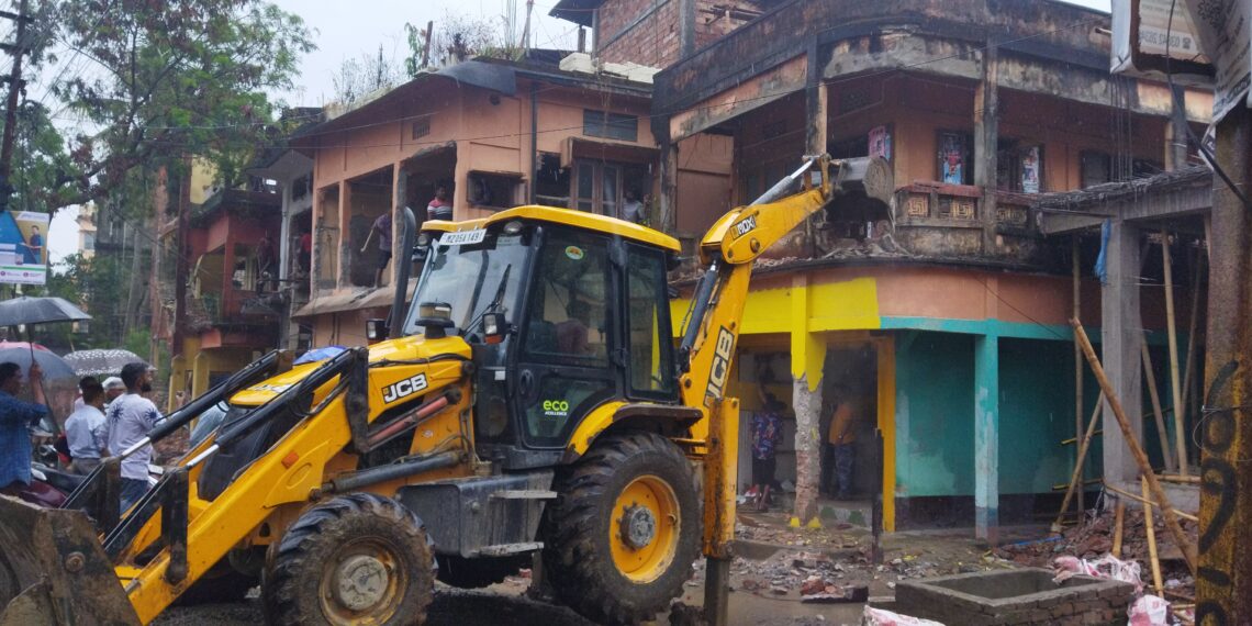 এবার বড় ইমারতেও চলল প্রশাসনের বুলডোজার