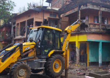 এবার বড় ইমারতেও চলল প্রশাসনের বুলডোজার