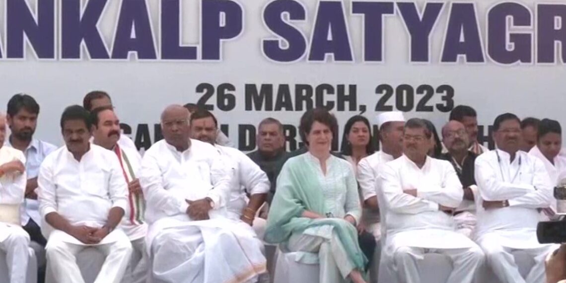 মোদিকে তোপ দেগে ভাইয়ের প্রশংসায় প্রিয়াঙ্কা