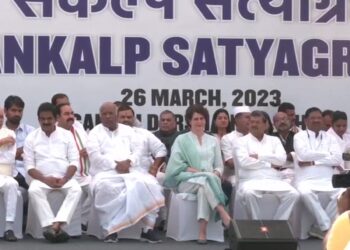 মোদিকে তোপ দেগে ভাইয়ের প্রশংসায় প্রিয়াঙ্কা