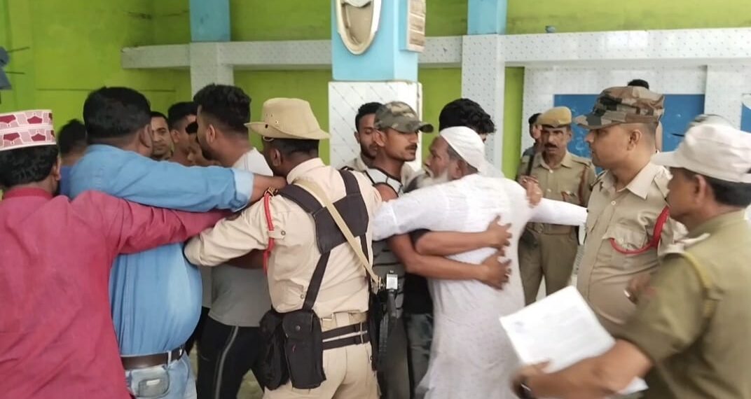 মকা-শা মোকামে ধুন্দুমার, সামাল দিল পুলিশ, কার্যালয় “সিল”