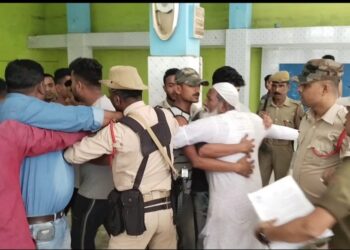 মকা-শা মোকামে ধুন্দুমার, সামাল দিল পুলিশ, কার্যালয় “সিল”