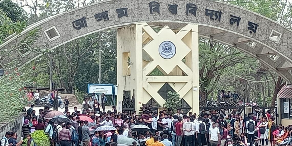 আন্দোলনরত পড়ুয়াদের দাবি মানল আসাম বিশ্ববিদ্যালয়