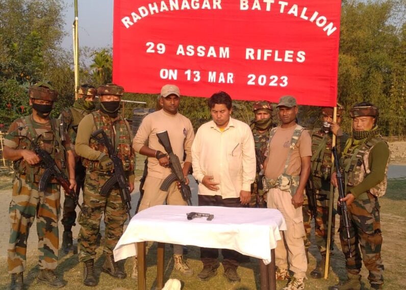 ফুলেরতল থেকে পিস্তল সহ আটক ১