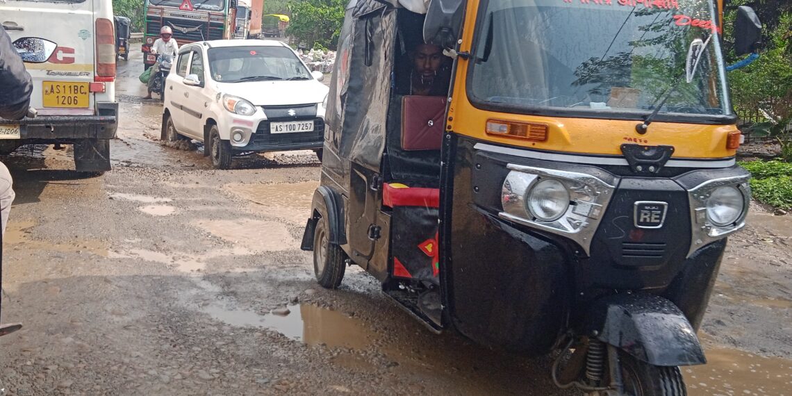 পাঁচগ্রাম জাতীয় সড়ক বেহাল , তীব্র যানজটে নাজেহাল যাত্রীরা