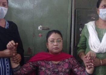 ঘুষ নিতে গিয়ে হাতেনাতে ধরা পড়লেন মহিলা পাটোয়ারি!