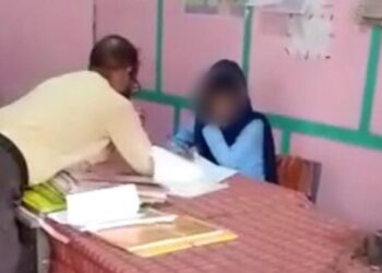 বাঁশকান্দির স্কুলে মেয়েকে উত্তর বলে দিচ্ছেন শিক্ষক, ভাইরাল ভিডিও