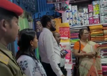 মেশিনে তৈরি গামছা, মেখলা বিক্রয় বন্ধে অভিযান লক্ষীপুর শহরে