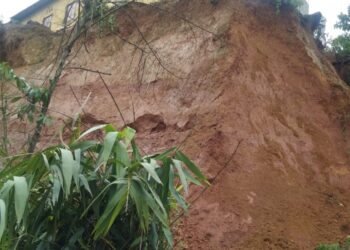 ভূমিধসে স্কুল ভবন যেন মরণফাঁদ