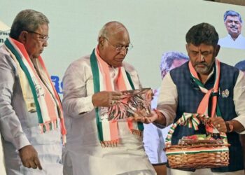 কর্ণাটকে নির্বাচনী ইস্তেহারে  প্রতিশ্রুতির ঝড়  কংগ্রেসের