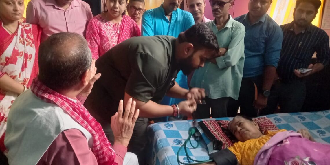 চিকিৎসকের ভূমিকায় কেন্দ্রীয় মন্ত্রী