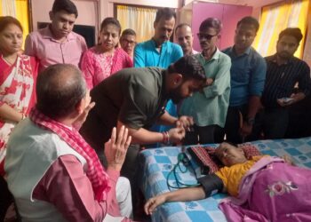 চিকিৎসকের ভূমিকায় কেন্দ্রীয় মন্ত্রী