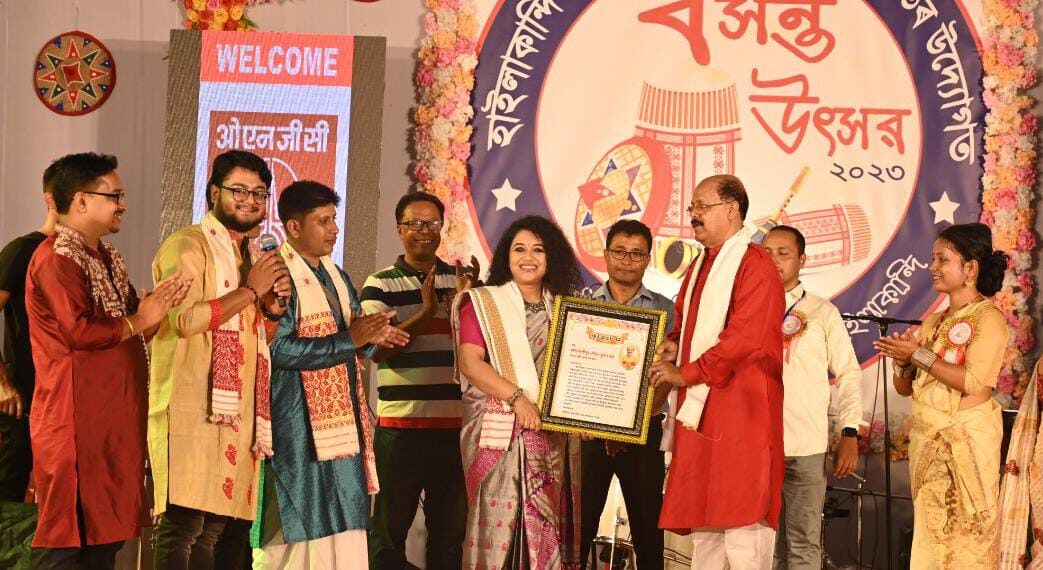 হাইলাকান্দিতে বিহুর মঞ্চ কাঁপালেন শিল্পী জুবলী বরুয়া