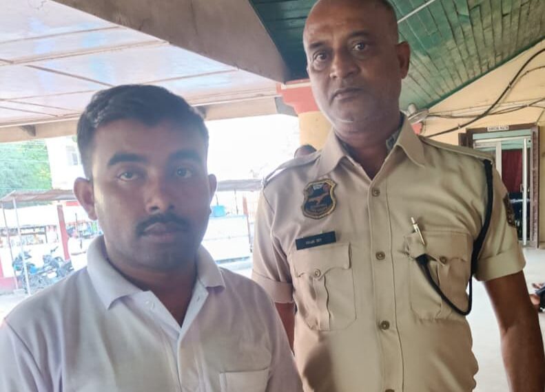এসপি ঘনিষ্ঠ পরিচয় দিয়ে কনস্টেবলের পোস্টিংস-এর  নামে অর্থ আদায়, শিলচরে ধৃত সাংবাদিক