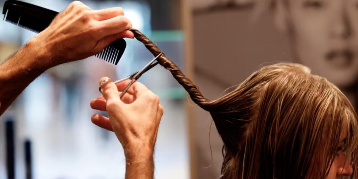 রাজ্যের স্কুলে ‘শৃঙ্খলা’র পাঠ! ৩৫ ছাত্রের চুল কাটলেন শিক্ষক