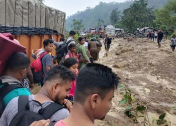 সোনাপুর টানেলের কাছে ব্যাপক ধস, আবদ্ধ অসংখ্য গাড়ি