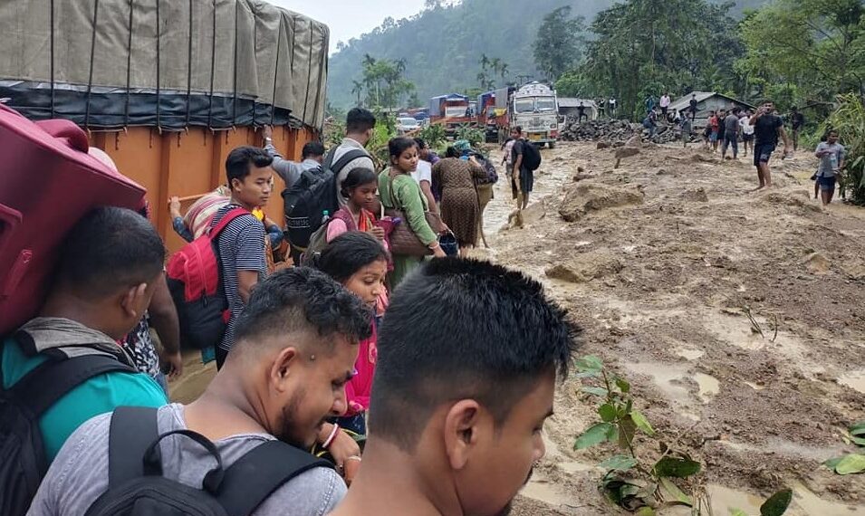 সোনাপুর টানেলের কাছে ব্যাপক ধস, আবদ্ধ অসংখ্য গাড়ি