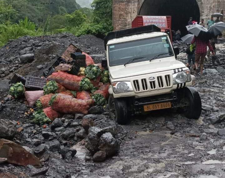 সড়কে ধস, গুয়াহাটিতে ‘নেট’ পরীক্ষায় বসতে পারেননি বহু পরীক্ষার্থী