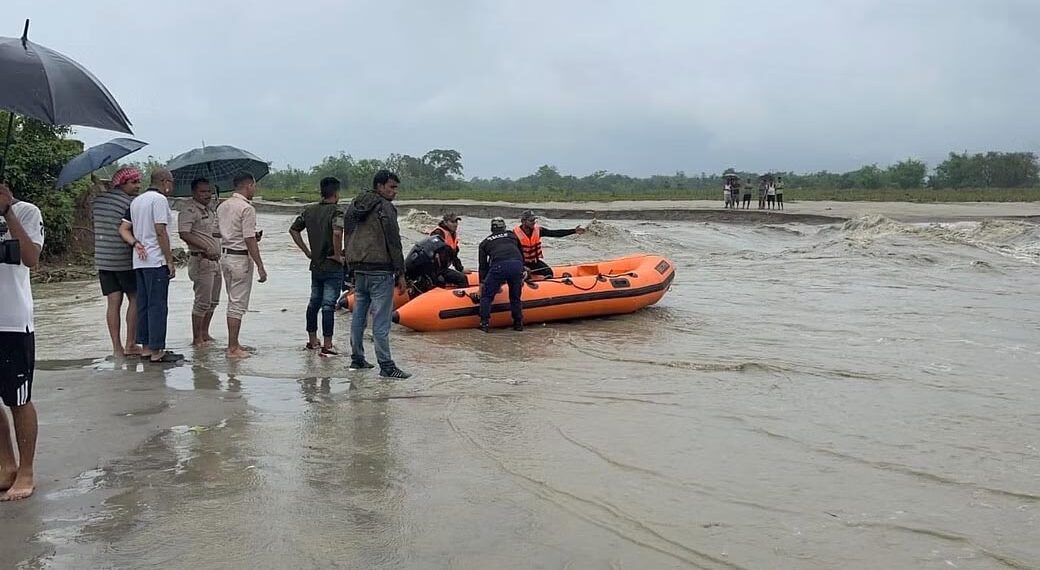 বন্যার কবলে অসমের চার জেলা, উদ্ধার শুরু