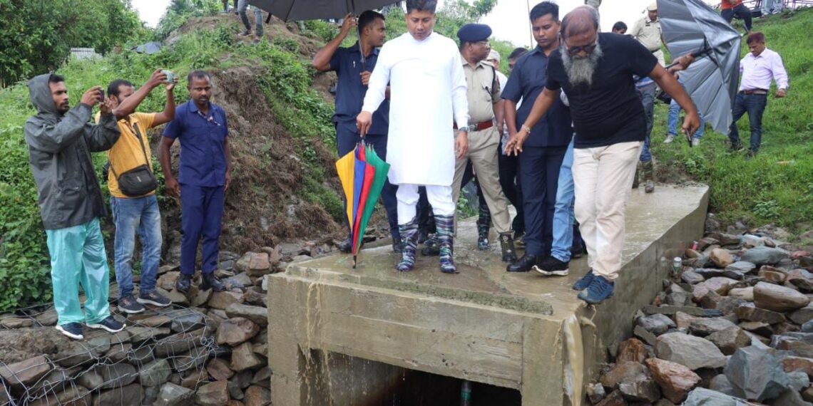 বরাক সফরে মন্ত্রী পীযূষ হাজরিকা, বেতুকান্দিতে বাঁধ পরিদর্শন