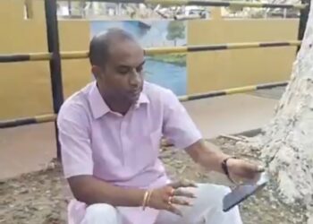 অধ্যক্ষের বাসভবনের সামনে গাছের নিচে বিধায়ক কমলাক্ষ