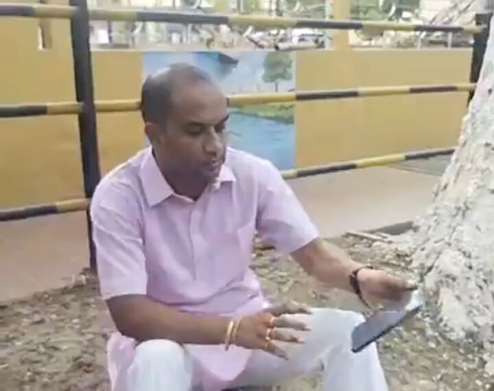 অধ্যক্ষের বাসভবনের সামনে গাছের নিচে বিধায়ক কমলাক্ষ