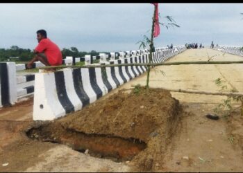 উদ্বোধনের  আগেই ধসে পড়ল বাদ্রি সেতুর অ্যপ্রোচের অংশ