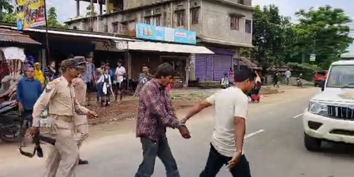 বড় ভাইকে আক্রমণ ছোট ভাইয়ের