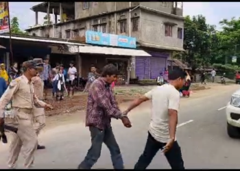 বড় ভাইকে আক্রমণ ছোট ভাইয়ের