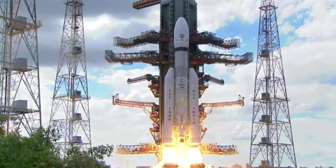 চাঁদের উদ্দেশে পাড়ি দিল চন্দ্রযান-৩