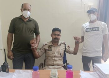 ঘুষ নিতে গিয়ে দুর্নীতি দমনের হাতে ধৃত পুলিশের এসআই