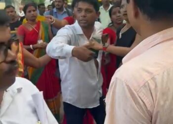 শিলচরে প্রকাশ্য রাস্তায়  মহিলাদের হাতে প্রহৃত আইনজীবী